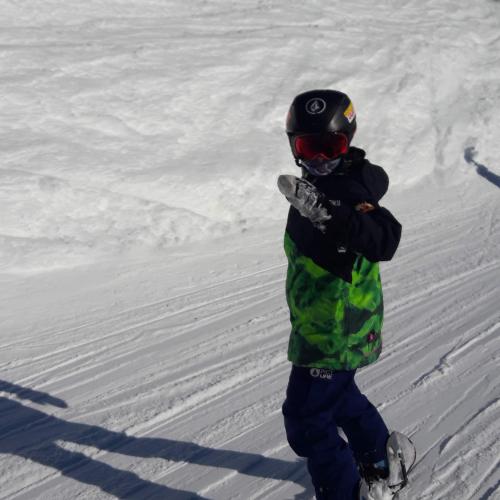 Snowboarder winkt Fotograf zu 