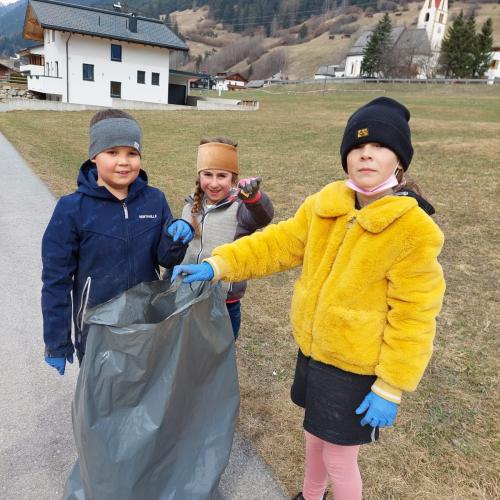 Kinder beim Müll sammeln3