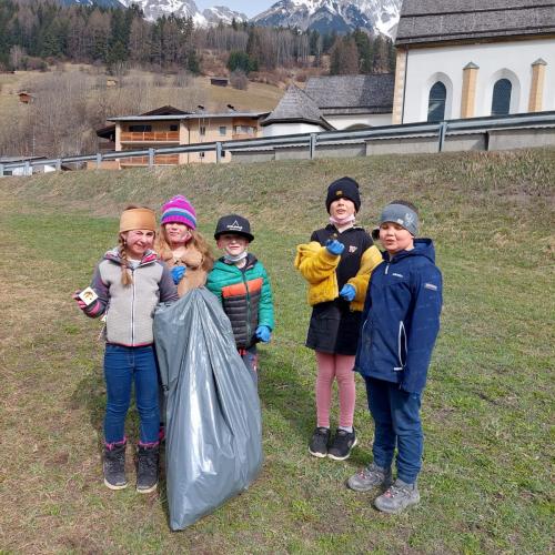 Kinder beim Müll sammeln5