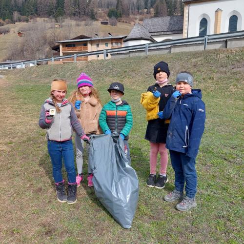 Kinder beim Müll sammeln4