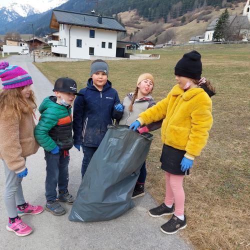 Kinder beim Müll sammeln8