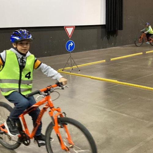 Kind bei der Radfahrübung in der WM Halle