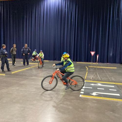 Kind bei der Radfahrübung in der WM Halle