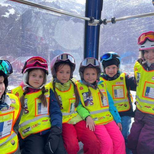 Kindergruppe beim Schifahren