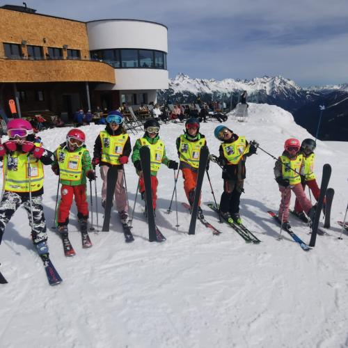 Kindergruppe beim Schifahren