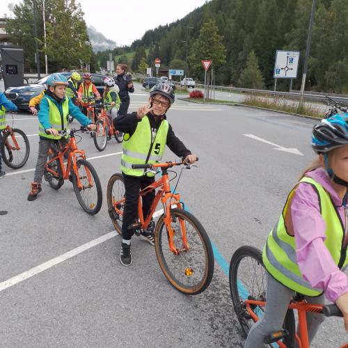 Schulkinder bei der Radfahrübung