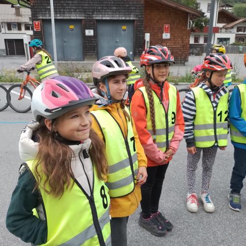 Schulkinder bei der Radfahrübung