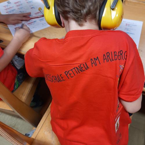 Kinder in Schul T-Shirts