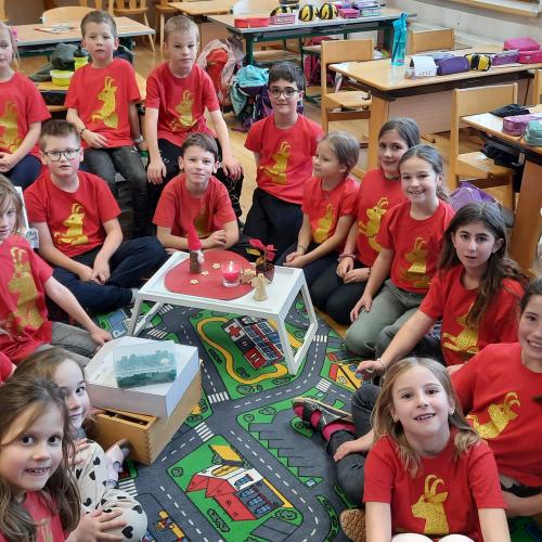 Kinder in Schul T-Shirts
