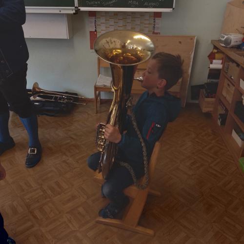 Kinder beim Probieren der Blasinstrumente