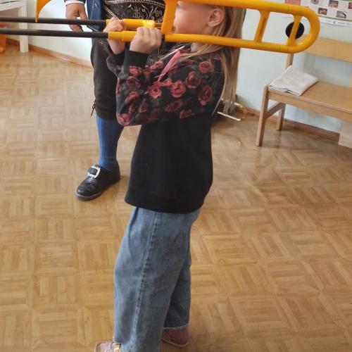 Kinder beim Probieren der Blasinstrumente