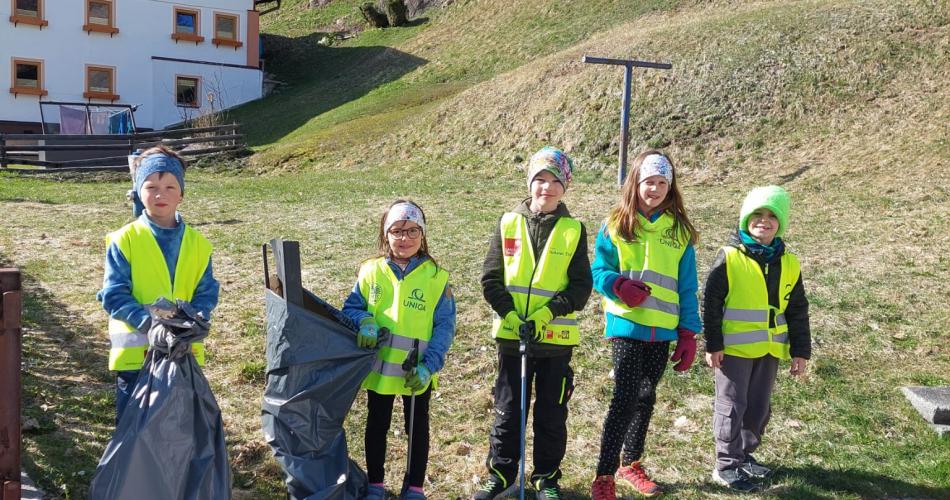 Kinder beim Müllsammeln