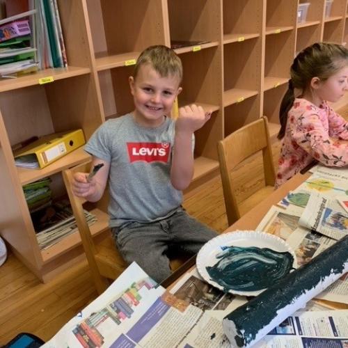 Montagstraum - Kinder arbeiten an den Werkstücken