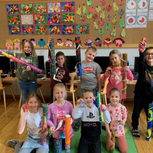 Montagstraum - Kinder arbeiten an den Werkstücken