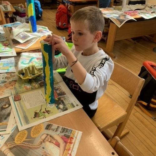 Montagstraum - Kinder arbeiten an den Werkstücken