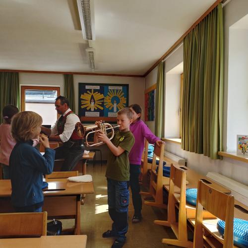 Kinder beim Probieren der Blasinstrumente