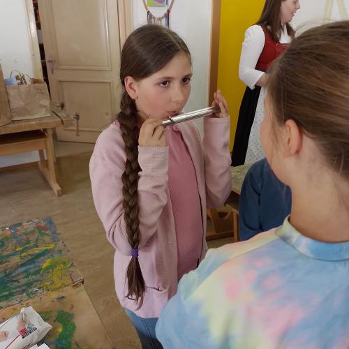 Kinder beim Probieren der Blasinstrumente