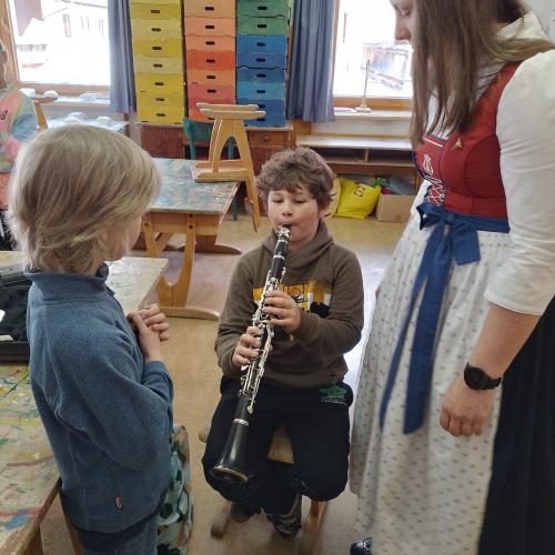 Kinder beim Probieren der Blasinstrumente