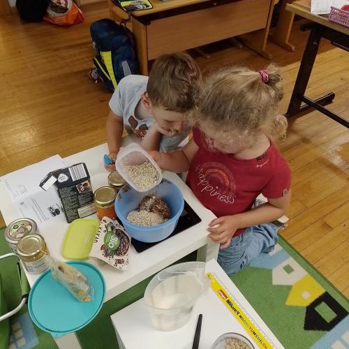Kinder bereiten Energiebällchen zu
