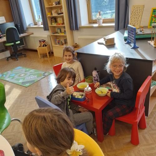 Kinder bereiten Gesunde Jause zu
