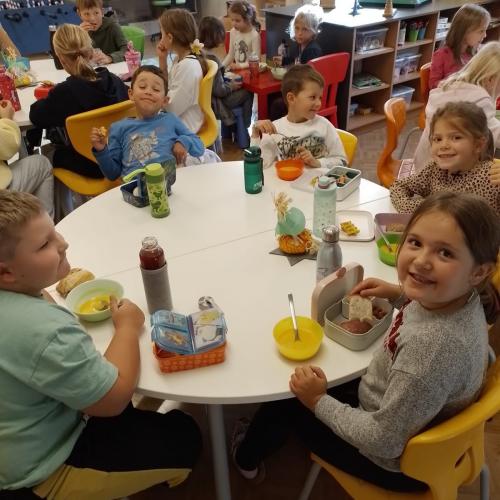 Kinder bereiten Gesunde Jause zu