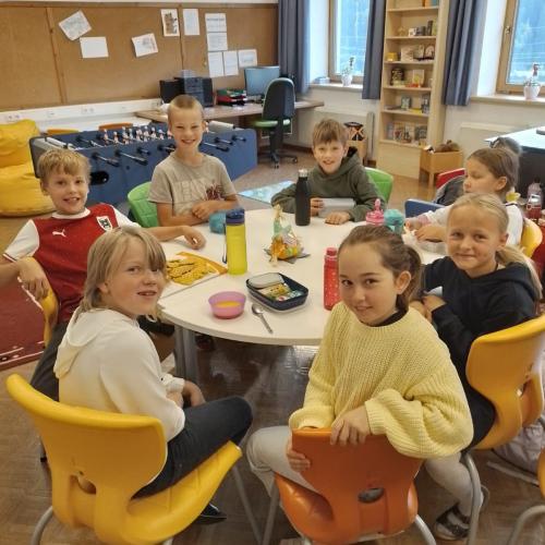 Kinder bereiten Gesunde Jause zu