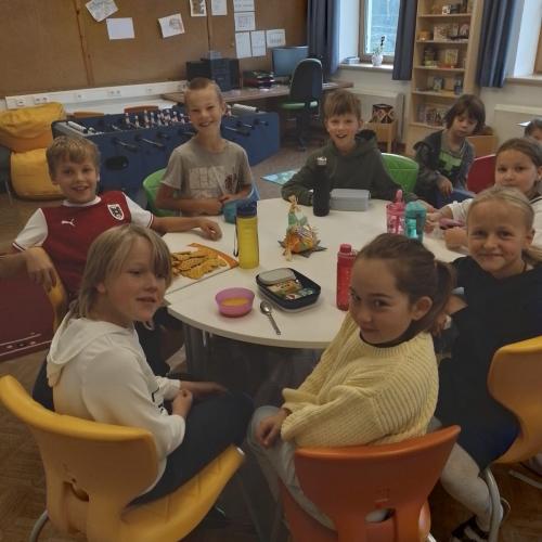 Kinder bereiten Gesunde Jause zu