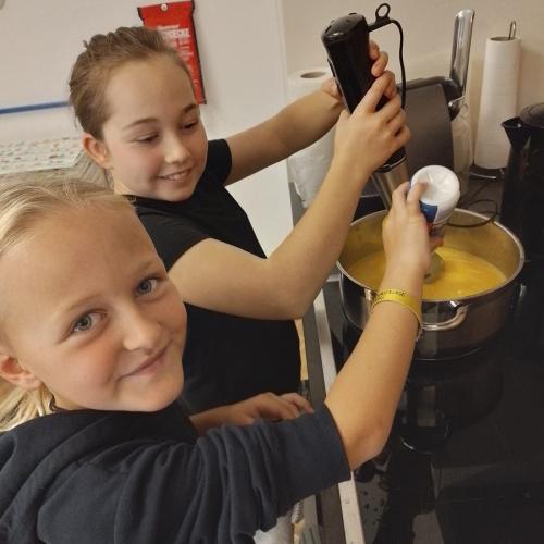 Kinder bereiten Gesunde Jause zu