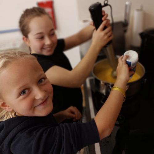 Kinder bereiten Gesunde Jause zu