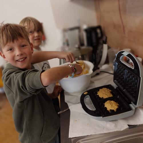 Kinder bereiten Gesunde Jause zu