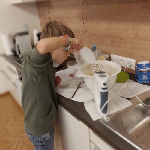 Kinder bereiten Gesunde Jause zu