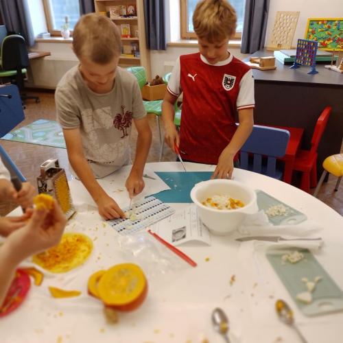 Kinder bereiten Gesunde Jause zu