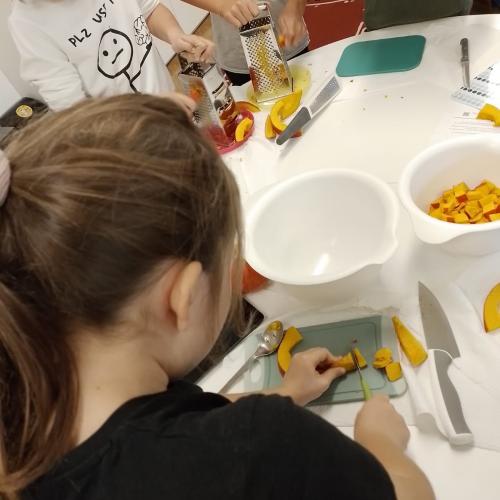 Kinder bereiten Gesunde Jause zu