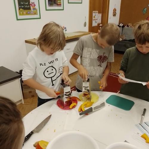 Kinder bereiten Gesunde Jause zu