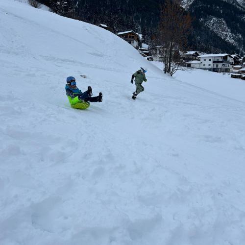 Spiel und Spaß im Schnee