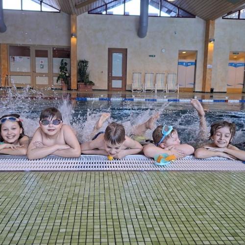 Kinder beim Plantschen