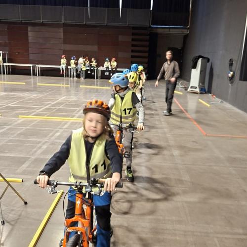 Radfahrübung in der Halle