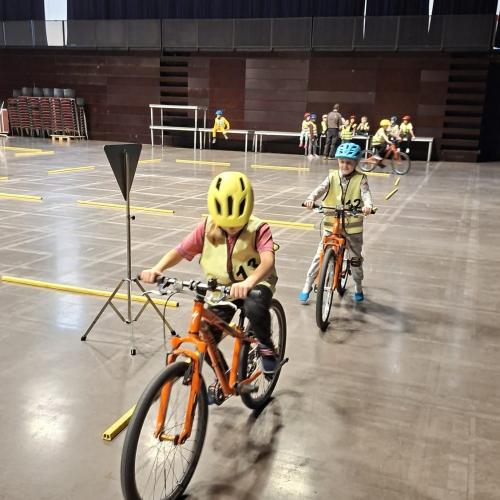 Radfahrübung in der Halle