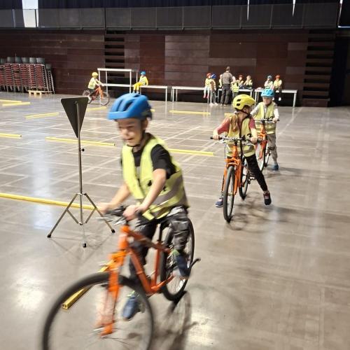 Radfahrübung in der Halle