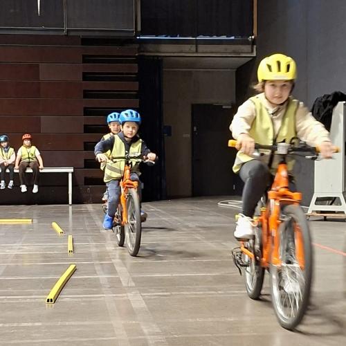 Radfahrübung in der Halle