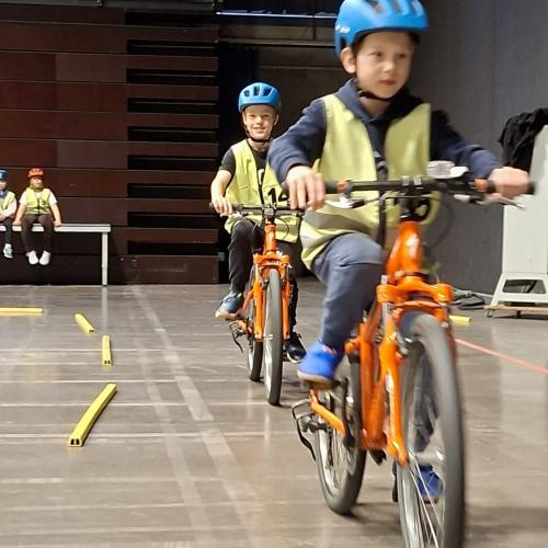 Radfahrübung in der Halle