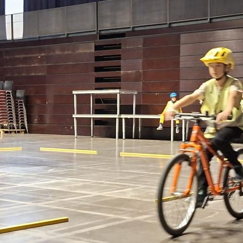 Radfahrübung in der Halle