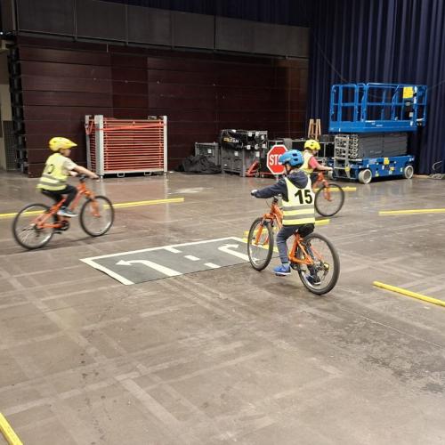 Radfahrübung in der Halle