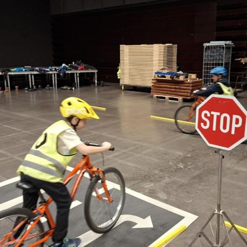 Radfahrübung in der Halle