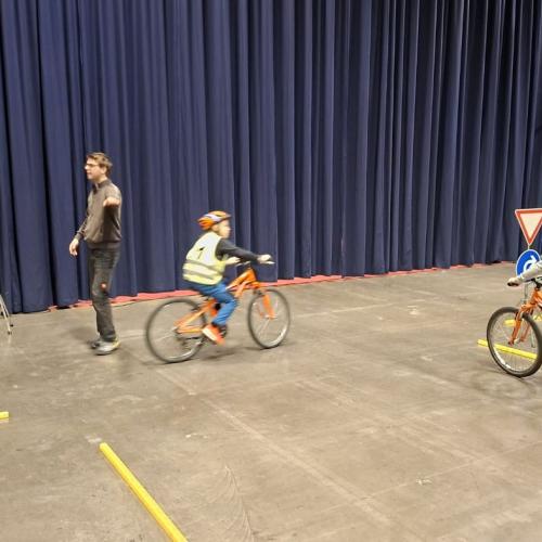 Radfahrübung in der Halle