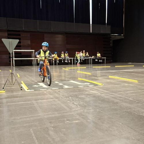 Radfahrübung in der Halle