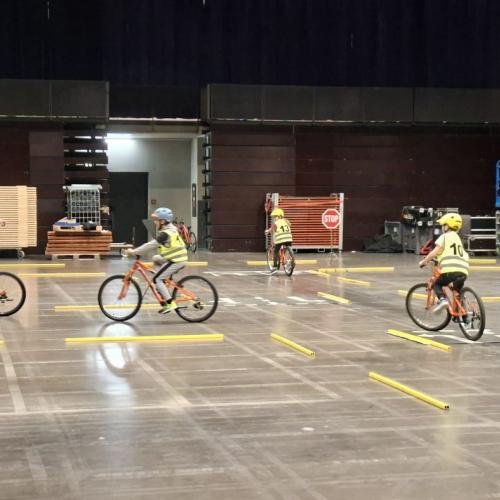 Radfahrübung in der Halle