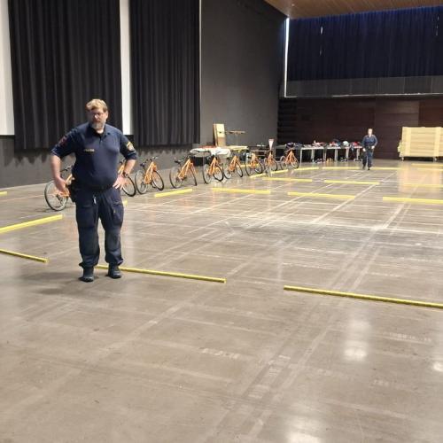 Radfahrübung in der Halle