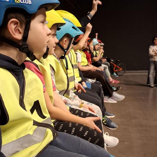 Radfahrübung in der Halle