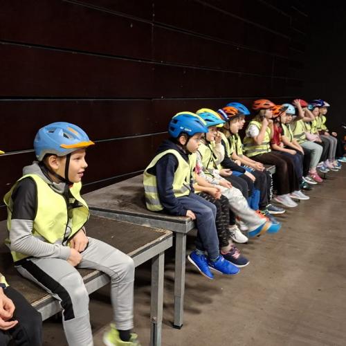 Radfahrübung in der Halle